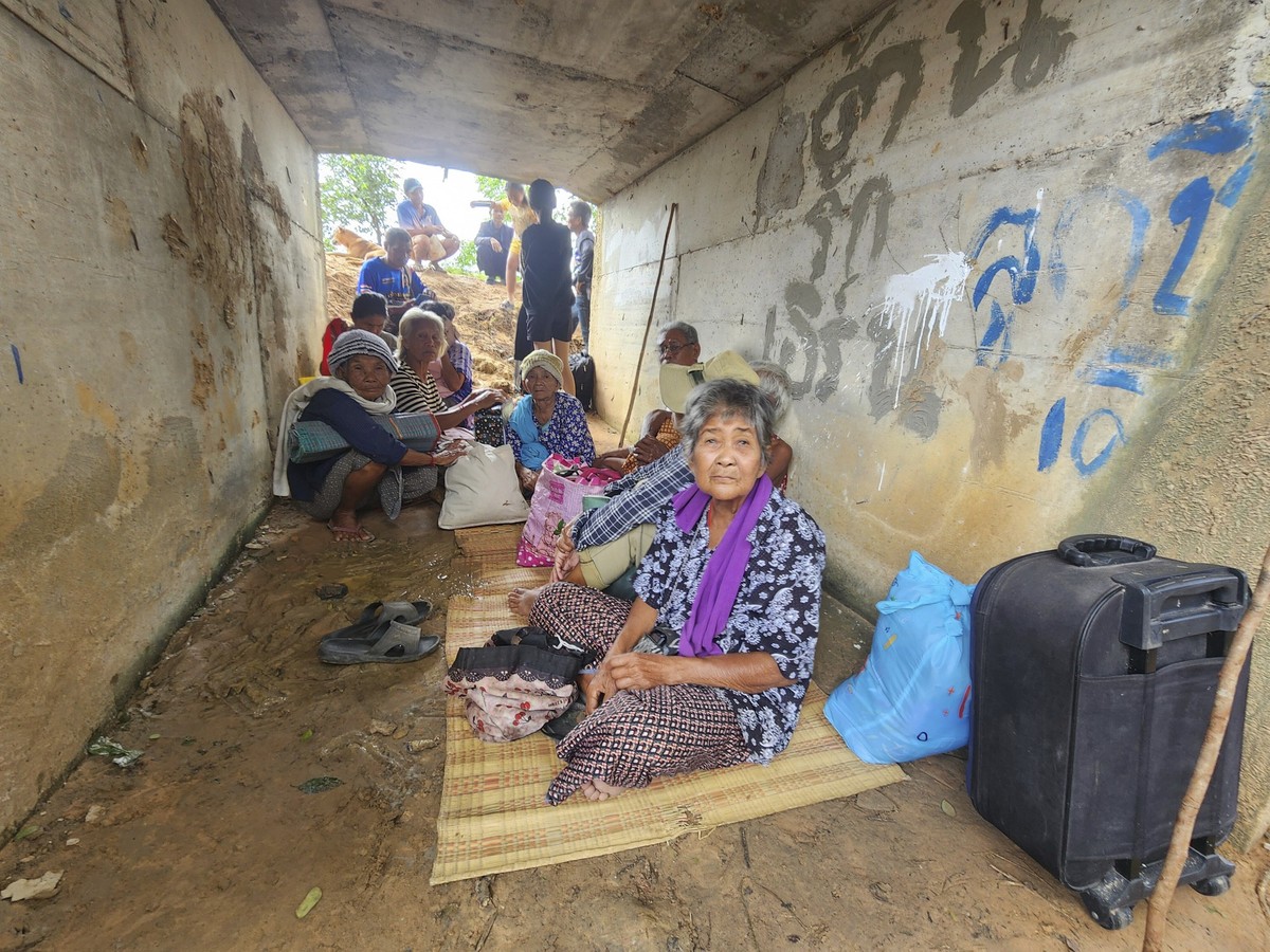 Thai people who fled clashes between Thai and Cambodian soldiers take shelter in Surin province, northeastern Thailand, Thursday, July 24, 2025. (AP Photo/Sunny Chittawil)
