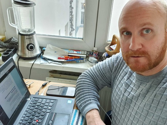 News-Redakteur Oliver hat sein Homeoffice in die Küche verlegt.