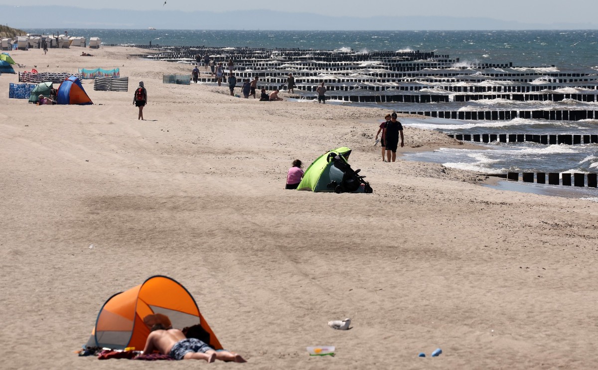 ARCHIV - 13.06.2023, Mecklenburg-Vorpommern, Graal-Müritz: Ostsee-Strand bei Graal-Müritz mit Buhnen (zu dpa: «76-Jährige stirbt nach Badeunfall in Ahlbeck») Foto: Bernd Wüstneck/dpa +++ dpa-Bildfunk  ...