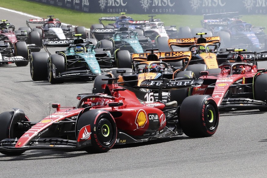 30.07.2023, Belgien, Spa: Motorsport: Formel-1-Weltmeisterschaft, Grand Prix von Belgien, Rennen: Charles Leclerc aus Monaco vom Team Ferrari, Oscar Piastri aus Australien vom Team McLaren und Carlos  ...