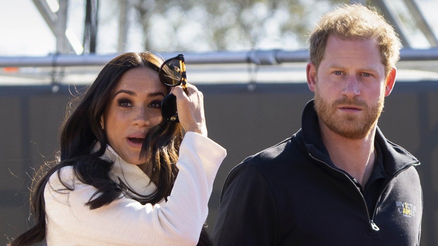 ARCHIV - 17.04.2022, Niederlande, Den Haag: Prinz Harry, Herzog von Sussex, und Meghan, Herzogin von Sussex, besuchen die Leichtathletikveranstaltung bei den Invictus Games in Den Haag. Der britische  ...