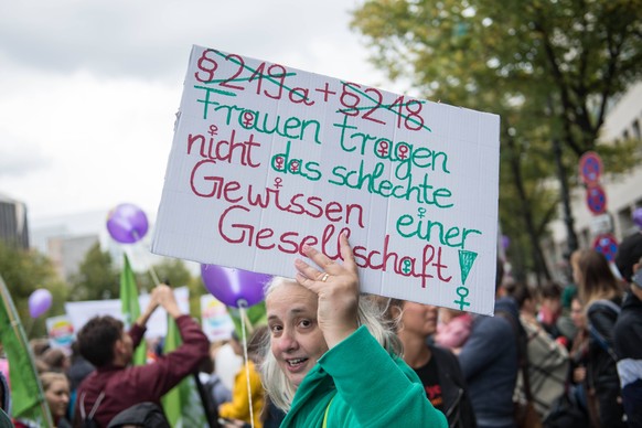 Proteste linker und feministischer Gruppen gegen den Marsch fuer das Leben , mit dem etwa 5.000 Menschen am Samstag in Berlin gegen Schwangerschaftsabbrueche demonstrierten. Vertreterinnen der Frauenb ...