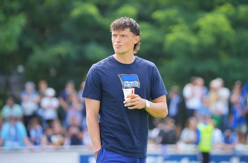 02.07.2023, Brandenburg, Stahnsdorf: Fußball: 2. Bundesliga, Testspiele, RSV Eintracht Stahnsdorf - Hertha BSC, Herthas Neuzugang Fabian Reese geht vor dem Spiel über den Platz. Foto: Soeren Stache/dp ...