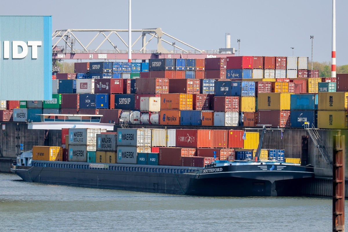Duisburg, Nordrhein-Westfalen, Deutschland - Duisburger Hafen, Frachtschiffe mit Containern am Containerterminal im Containerhafen, Nordhafen im Stadtteil Duisburg Ruhrort.
