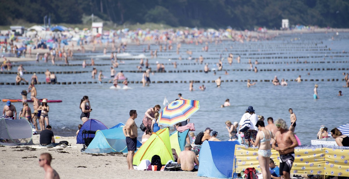 Badeg�ste am Ostseestrand von Warnem�nde. Sahara-Hitze in MV mit bis zu 37 Grad erwartet in Norddeutschland. Auch in Mecklenburg-Vorpommern wird die erste Hitzewelle des Jahres mit tropischen N�chten ...