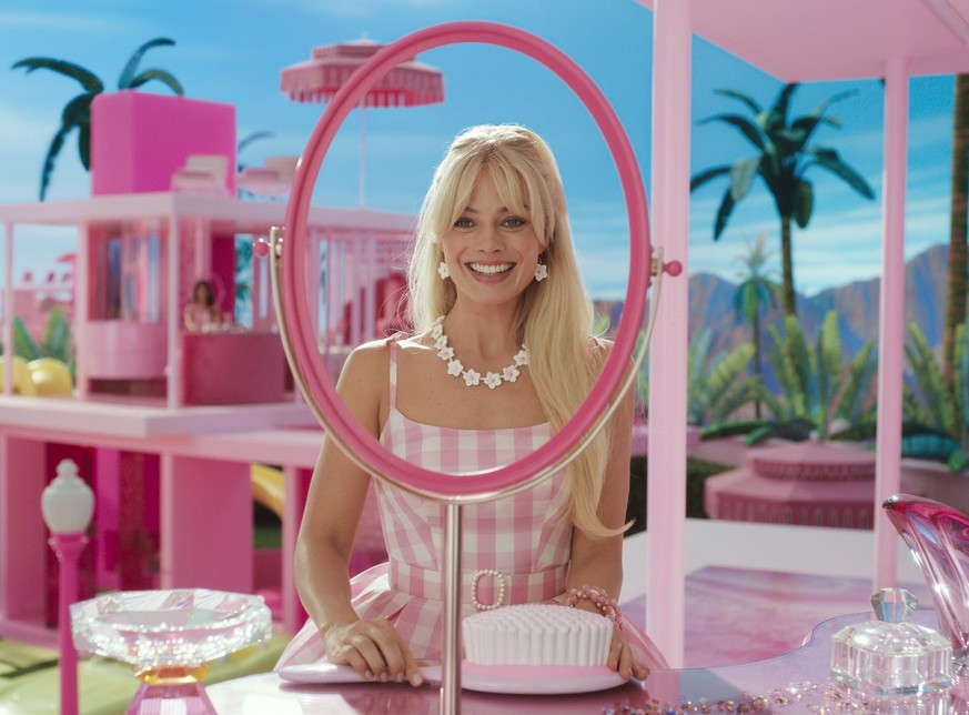 26.04.2023, ---, -: Margot Robbie als Barbie in einer Szene der Films &quot;Barbie&quot; (undatierte Filmszene). Hollywoods Schauspielerverband (SAG) hat die Komödie «Barbie» mit vier Preis-Nominierun ...