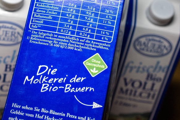Milchpackung / Upländer Bauernmolkerei, Willigen (Upland) / Frische Bio Vollmilch, 3,7 % Fett / Label Ohne Gentechnik

Milk pack Upland Willing Upland Freshness Bio Whole milk 3 7 % fat Label without  ...