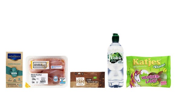 1: Gruppenfoto Welches Produkt aus dem Supermarkt ist die dreisteste Werbelüge des Jahres? Darüber können Verbraucher:innen unter www.goldener-windbeutel.de abstimmen. foodwatch hat fünf Lebensmittel  ...