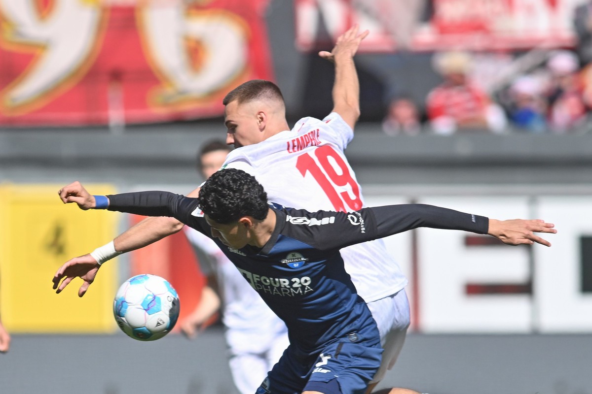 Fußball: 2. Bundesliga, SC Paderborn 07 - 1. FC Köln, 27. Spieltag, Home Deluxe Arena. Paderborns Santiago Castaneda und Tim Lemperle (r) in Aktion.