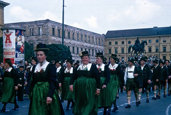 24.09.1957, Muenchen, Bayern, Deutschland - Wiesn-Festumzug auf der Ludwigsstrasse. (QF, europäisch, München, Gebäude, Häuser, Schützenumzug, Männer) 00S570924A025.JPG MODEL RELEASE: NO, PROPERTY RELE ...