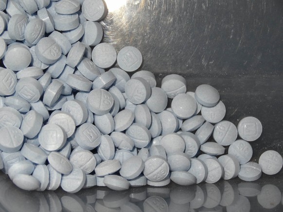 ARCHIV - 12.09.2019, USA, ---: Dieses Bild, des «U.S. Attorneys Office for Utah» zeigt gefälschte, mit Fentanyl gestreckte Oxycodon-Pillen, die als Beweismittel im Aaron-Shamo-Prozess dienen. Mit der  ...