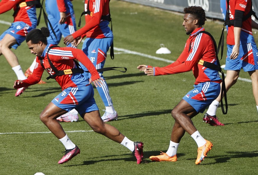 22.02.2023, FC Bayern Training, Fussball, Muenchen, im Bild: Serge Gnabry FC Bayern Muenchen und Kingsley Coman FC Bayern Muenchen *** 22 02 2023, FC Bayern training, football, sports, Munich, in the  ...