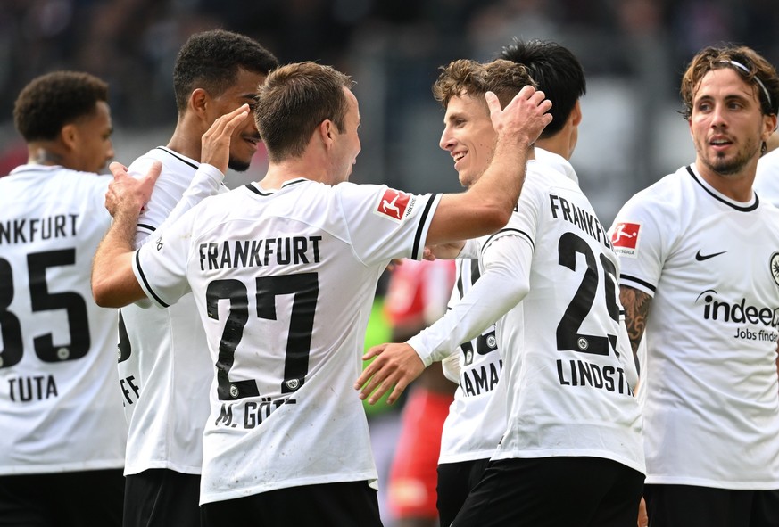 01.10.2022, Hessen, Frankfurt/Main: Fußball: Bundesliga, Eintracht Frankfurt - 1. FC Union Berlin, 8. Spieltag im Deutsche Bank Park. Die Frankfurter Tuta (l-r), Ansgar Knauff, Mario Götze, Torschütze ...