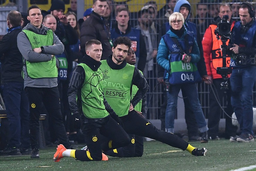 Fußball Champions League Achtelfinale Borussia Dortmund - FC Chelsea am 15.02.2023 im Signal Iduna Park in Dortmund Marco Reus Dortmund , links - Mats Hummels Dortmund , rechts *** Soccer Champions Le ...