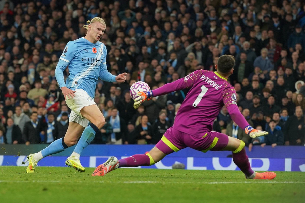 Manchester City&#039;s Erling Haaland, left, in action against Bournemouth&#039;s goalkeeper Dorde Petrovic during the English Premier League soccer match between Manchester City and Bournemouth in Ma ...