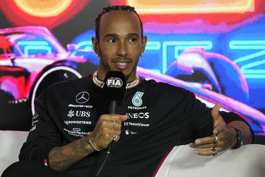 ARCHIV - 16.11.2023, USA, Las Vegas: Formel 1: Eröffnungsfeier vor dem Grand Prix in Las Vegas. Der britische Mercedes-Fahrer Lewis Hamilton spricht während einer Pressekonferenz zum Formel-1-Rennen L ...