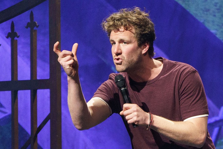 ARCHIV - 29.04.2022, Schleswig-Holstein, Kiel: Luke Mockridge, Komiker, steht bei seiner Tour