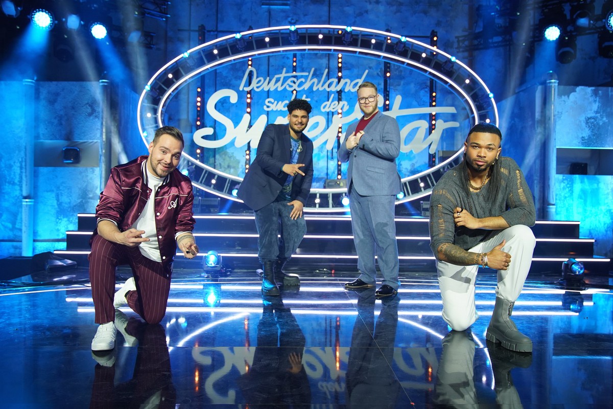 27.03.2021, Nordrhein-Westfalen, K�ln: Die Finalisten der Casting-Show "Deutschland sucht den Superstar" (DSDS) Kevin Jenewein (l-r), Starian McCoy, Jan-Marten Block und Karl Jeroboan stehen ...