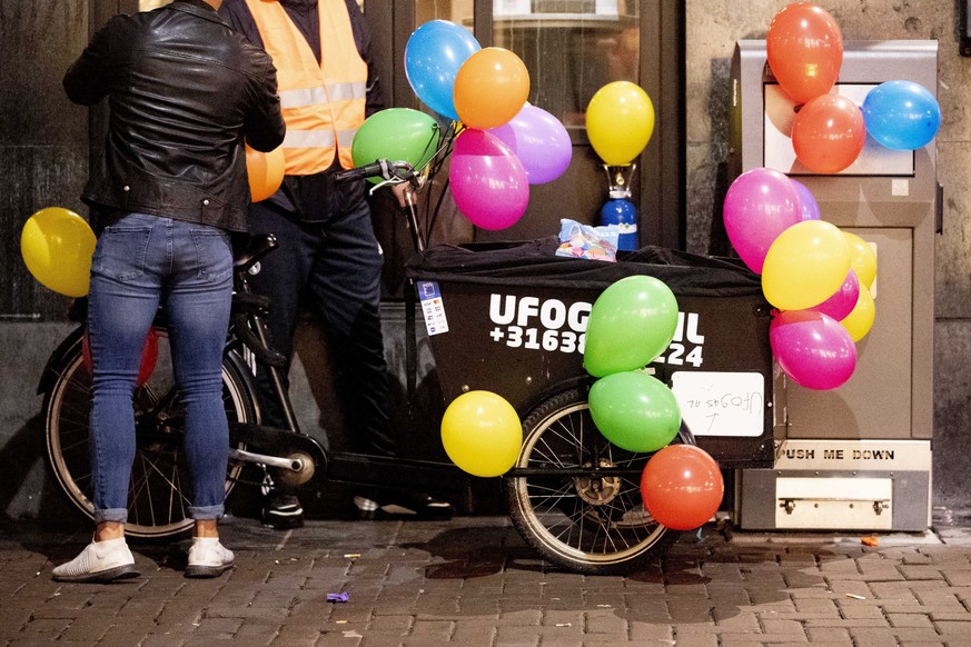 2019-07-31 23:59:43 AMSTERDAM - Lastenrad der Firma Ufogas. Mitarbeiter fahren mit einem Cargo-Bike zu den verschiedenen Verkaufsstellen im Zentrum der Stadt, um ihr Lachgas zu verkaufen. ANP NIELS WE ...