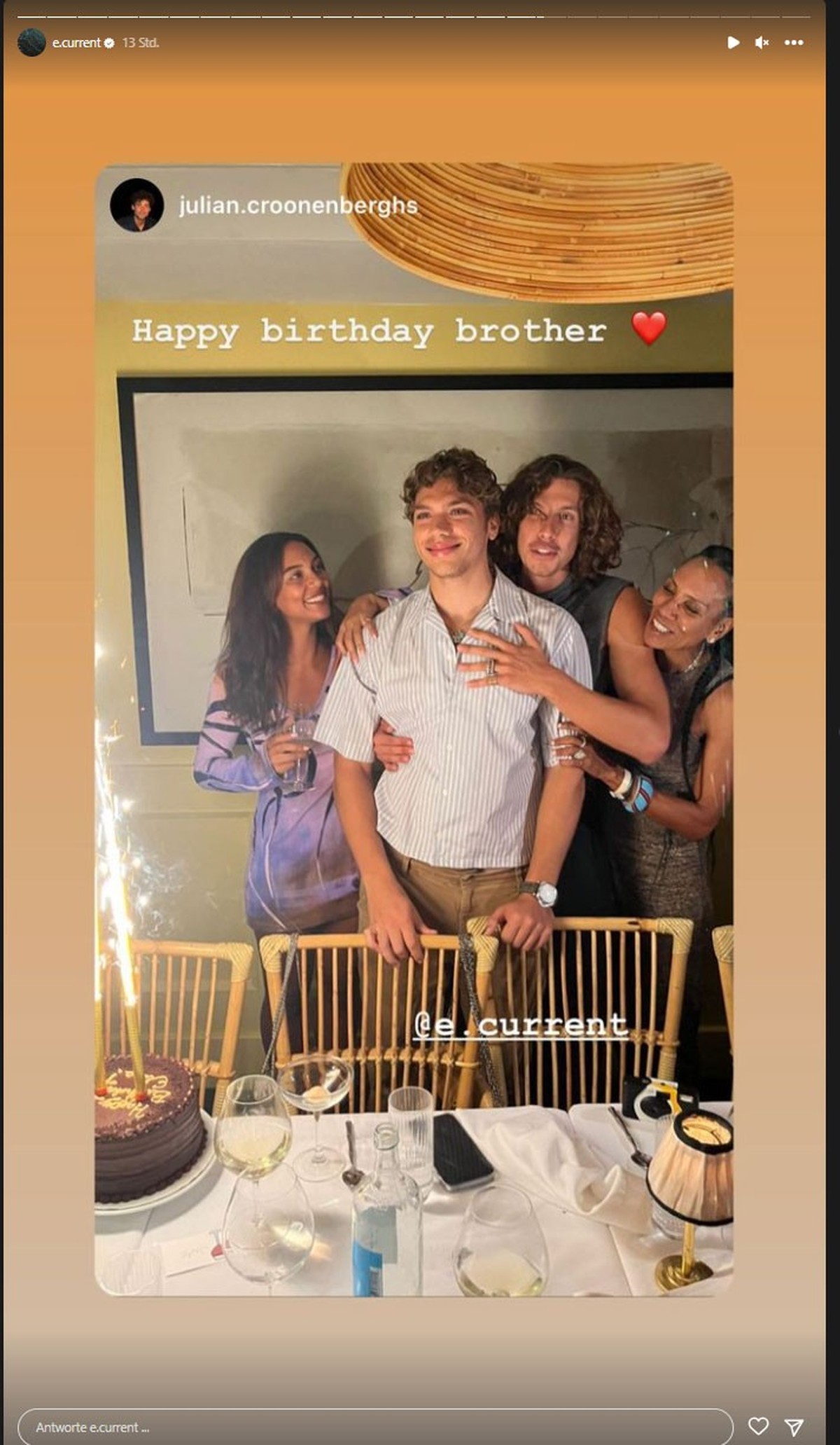 Elias posiert mit Freundin Yasmine (links) und Mutter Barbara (rechts).