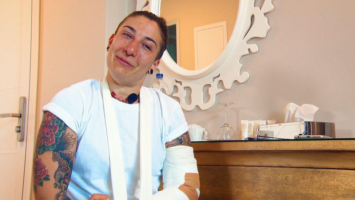 Nachdem sie sich beim Date den Arm gebrochen hat, muss Britta schweren Herzens nach Hause fliegen.
