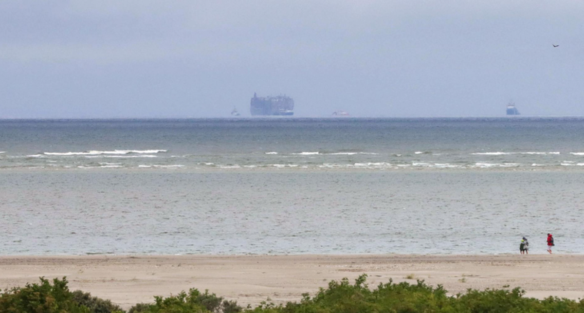 Der havarierte Frachter "Fremantle Highway" ankert rund 16 Kilometer vor der niederländischen Insel Schiermonnikoog.