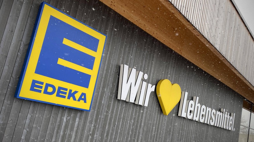 EDEKA Firmenlogo mit dem Slogan WIR LEBEN LEBENSMITTEL an einer Filiale,Markt in Weyarn /Bayern. Die Edeka-Gruppe Eigenschreibweise: EDEKA urspruenglich Abkuerzung fuer Einkaufsgenossenschaft der Kolo ...