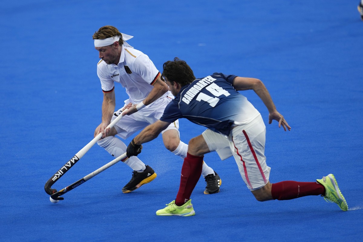 27.07.2024, Frankreich, Colombes: Olympia, Paris 2024, Hockey, Herren: Olympia, Deutschland - Frankreich, Vorrunde, Gruppe A, 1. Spieltag, Deutschlands Martin Zwicker (l) und Frankreichs Gaspard Baumg ...