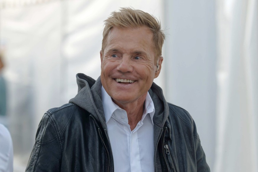 ARCHIV - 06.08.2022, Nordrhein-Westfalen, Bonn: Dieter Bohlen, Sänger, Produzent und RTL-Talentsucher, steht beim Schlager-Event &quot;Lieblingslieder&quot; vor seinem Auftritt hinter der Bühne. (zu d ...