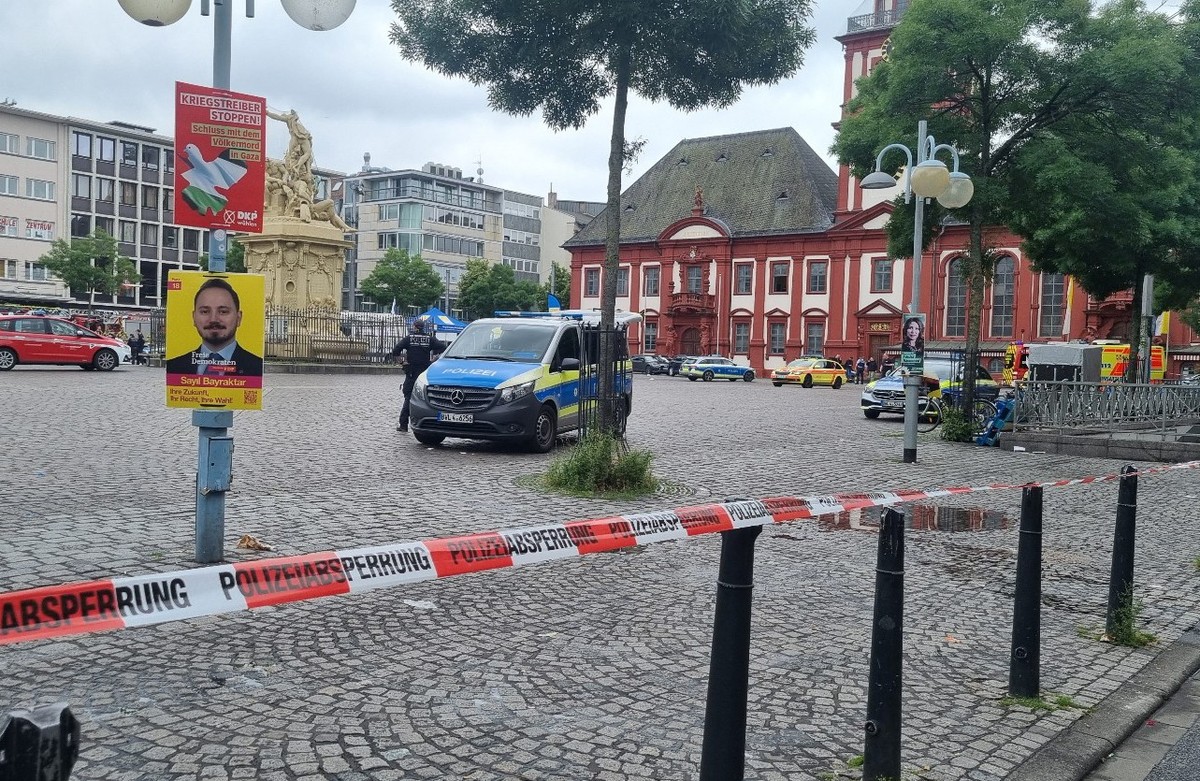 31.05.2024, Baden-Württemberg, Mannheim: Einsatzkräfte der Polizei sind bei einem Vorfall auf dem Mannheimer Marktplatz im Einsatz. Foto: Rene Priebe/dpa +++ dpa-Bildfunk +++