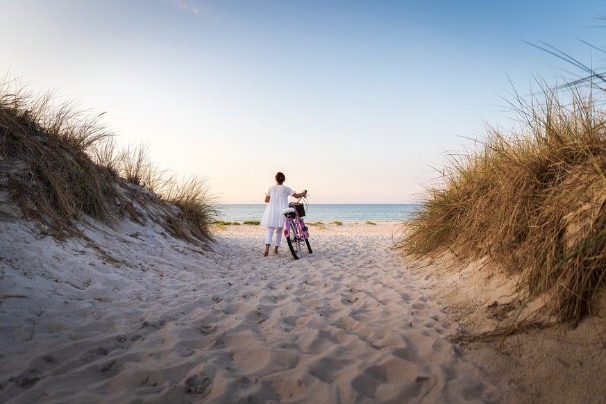 Experten empfehlen für 2020, lieber Urlaub in Deutschland zu machen - wie hier an der Ostsee. Wenn überhaupt. Aber stimmt das? Wir haben bei Virologen, Reiseverbänden und Politikern nachgefragt.