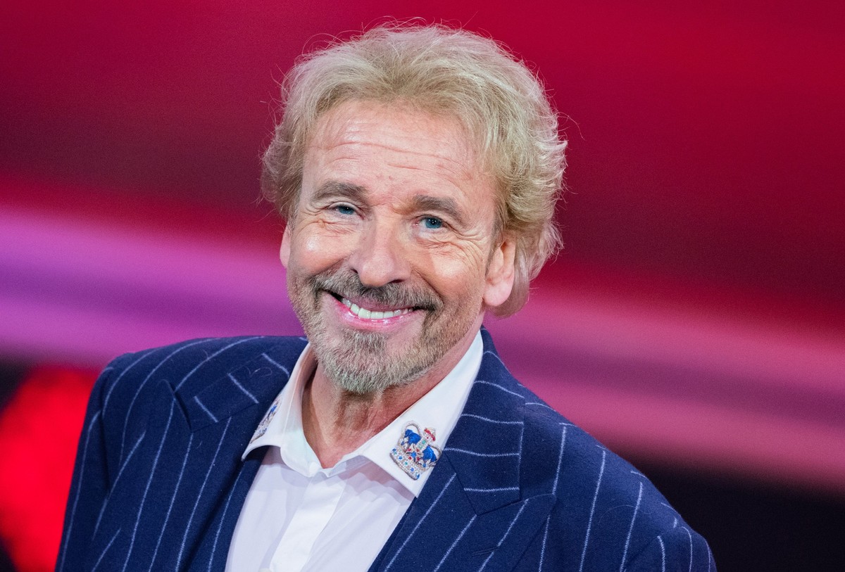 ARCHIV - 11.12.2022, Nordrhein-Westfalen, H�rth: Thomas Gottschalk, Moderator, steht beim RTL-Jahresr�ckblick &quot;Menschen, Bilder, Emotionen 2022&quot; im Studio. (zu dpa: �Frisch in TV-Rente - Tho ...