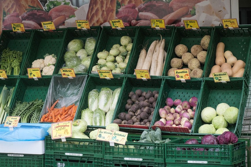 Auf dem Wochenmarkt gibt es jetzt besonders das Gemüse zu kaufen, was aus der Erde kommt oder direkt über der Erde wächst. Vor allem Rüben und Kohl gibt es im Herbst.