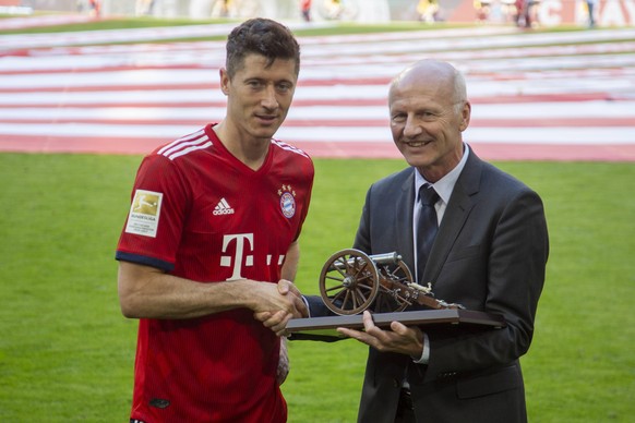 Karlheinz Wild übergibt 2018 die Torjägerkanone an Robert Lewandowski.