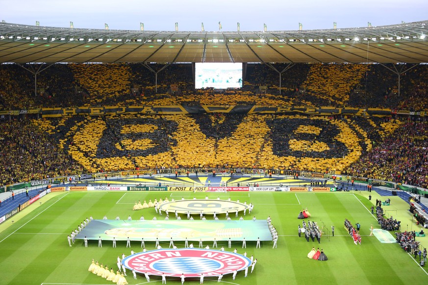 Einfach schön: Aus Tausenden schwarzen und gelben Folien formten die Dortmund-Fans ein riesiges BVB-Logo. Dazu gab's ein Spruchband zwischen Ober- und Unterrang: "Heja, Heja".