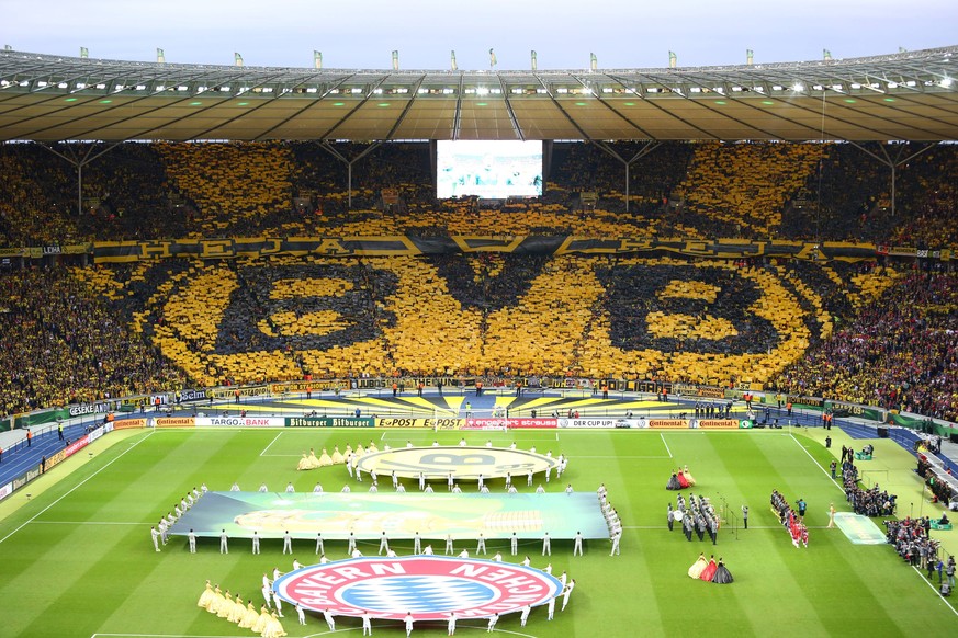 Samstag 17.05.2014, Saison 2013/2014, DFB-Pokal, Endspiel im Berliner Olympiastadion, BVB Borussia Dortmund - Choreografie der BVB-Fans in der Ostkurve: BVB-Logo aus Folienschals mit dem Spruchband im ...