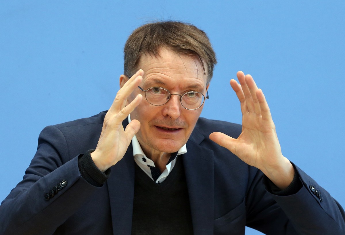 30.09.2022, Berlin: Karl Lauterbach (SPD), Bundesgesundheitsminister, �u�ert sich im Haus der Bundespressekonferenz zum aktuellen Infektionsgeschehen und nimmt zum RKI-Wochenbericht Stellung, bevor er ...