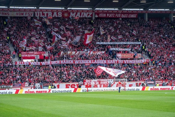 19.10.2024, xhfmx, Fussball 1.Bundesliga, FSV Mainz 05 - RB Leipzig emspor, Banner der Mainz Fans zu J�rgen Klopp DFL/DFB REGULATIONS PROHIBIT ANY USE OF PHOTOGRAPHS as IMAGE SEQUENCES and/or QUASI-VI ...