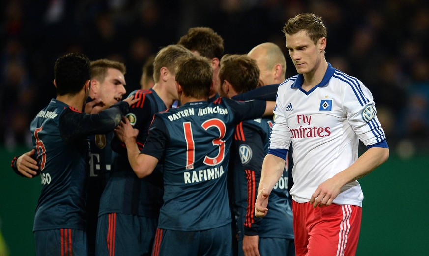 Auf lange Sicht wollen sie die Bayern wieder im Volksparkstadion begrüßen: Marcell Jansen (r.) und der HSV.