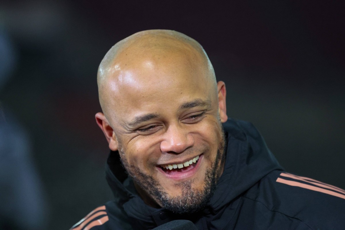 Chef-Trainer Vincent Kompany FC Bayern Muenchen nach dem spiel im Interview, VfB Stuttgart vs. FC Bayern Muenchen, Fussball, Bundesliga, 24. Spieltag, 28.02.2025 DFB regulations prohibit any use of ph ...