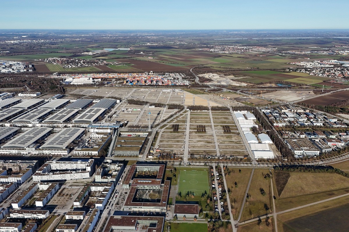 Luftbild Muenchen Messestadt Riem am 17.12.2023 . Freiegelaende Parkplatz Neue Messe Muenchen,Messegelaende. *** Aerial view of Munich Messestadt Riem on 17 12 2023 open space parking lot Neue Messe M ...