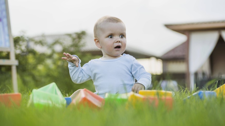 Surprised baby in the garden PUBLICATIONxINxGERxSUIxAUTxONLY Copyright: VladimirxGodnik fStopImages1209013