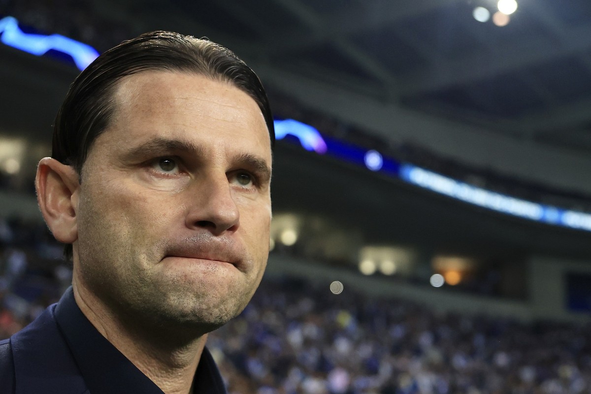 Leverkusen's head coach Gerardo Seoane stands by the bench during a Champions League group B soccer match between FC Porto and Bayer 04 Leverkusen at the Dragao stadium in Porto, Portugal, Tuesda ...