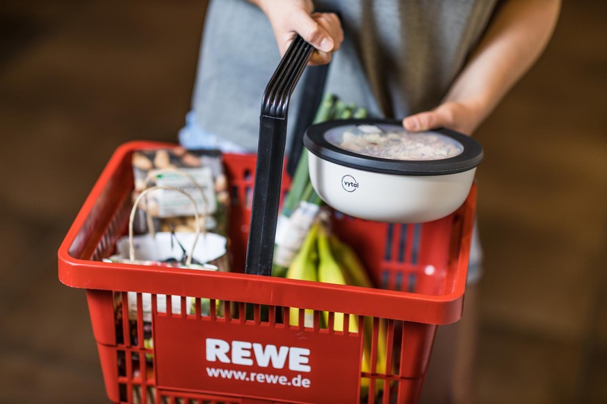 Mehrwegschalen im Einkaufskorb: Rewe führt ein kostenloses Pfandsystem dafür ein.