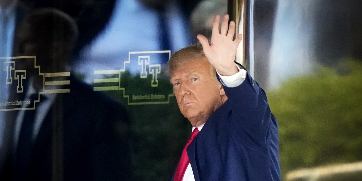 03.04.2023, USA, New York: Donald Trump, ehemaliger Präsident der USA, kommt am Trump Tower in New York an. Trump ist vor seinem Termin zur Anklageverlesung in New York angekommen. Foto: Bryan Woolsto ...