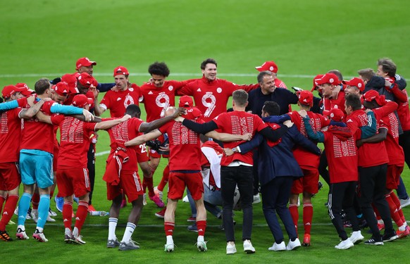 Fußball: Bundesliga, FC Bayern München - Borussia Mönchengladbach, 32. Spieltag in der Allianz-Arena. Münchens Spieler feiern die Deutsche Meisterschaft. WICHTIGER HINWEIS: Gemäß den Vorgaben der DFL  ...