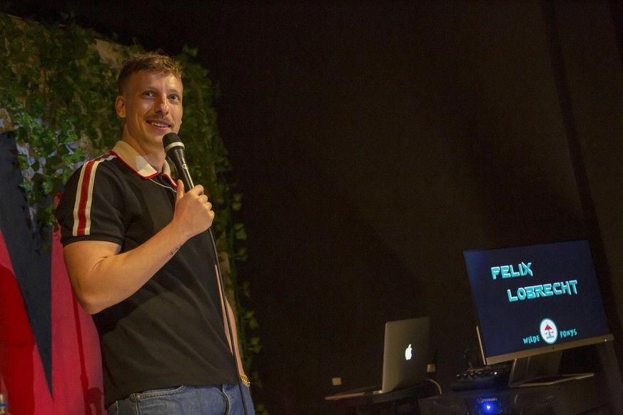 Felix Manuel Lobrecht der deutscher Stand-Up-Comedian, bei seinem Auftritt auf der Buehne bei The Wall Comedy Berlin am 09.Januar 2022 in Berlin