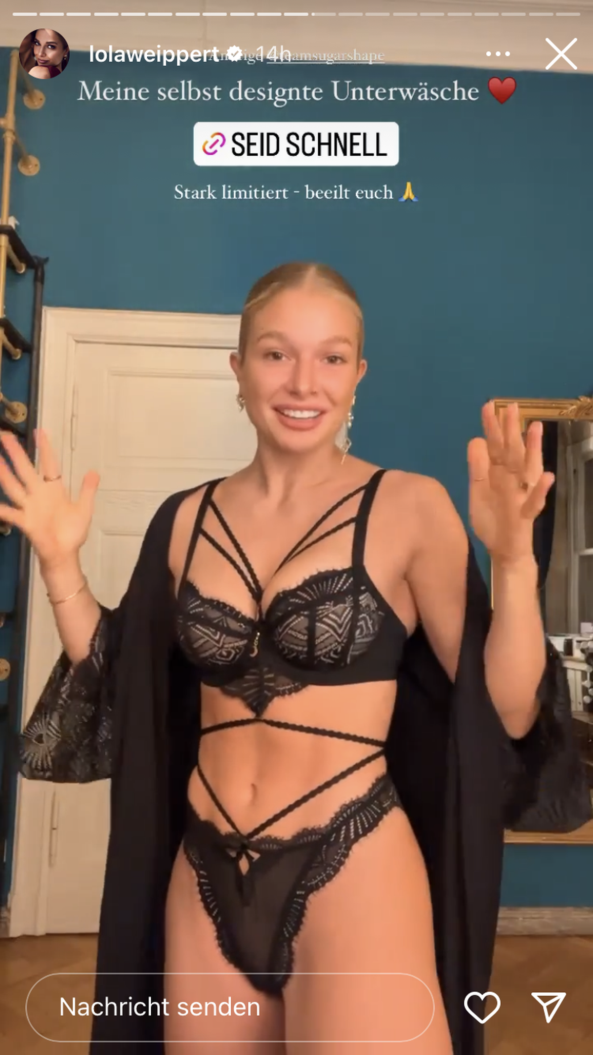 Ihren Fans präsentiert Lola Weippert ihr Dessous-Set mit dem Namen "Lola".