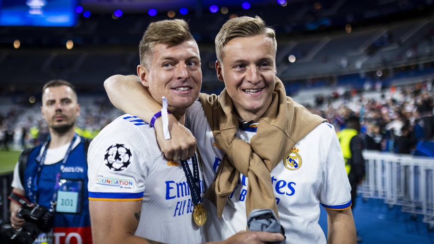 Schlussjubel: Toni Kroos Real und sein Bruder Felix FC Liverpool - Real Madrid Paris, Champions League, Finale, 28.05.2022, Fussball Saison 2021/22 Foto: Moritz Müller *** Final cheer Toni Kroos Real  ...