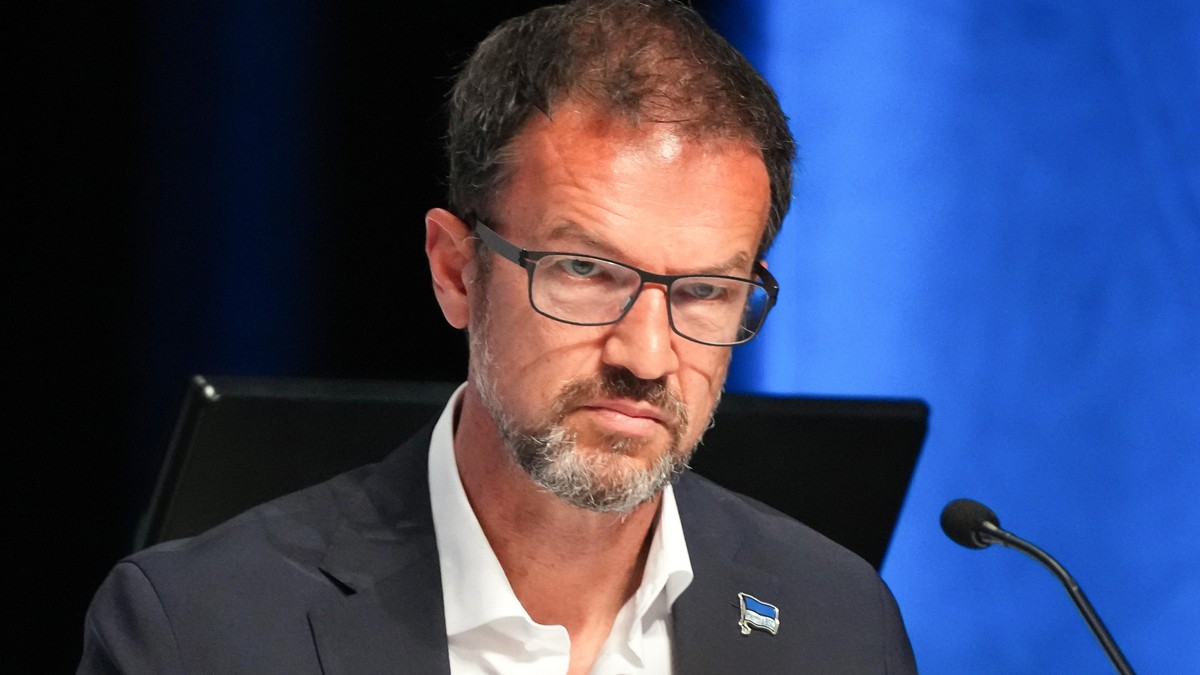 Fußball: Bundesliga, Hertha BSC, Mitgliederversammlung in der Messe Berlin. Fredi Bobic, Geschäftsführer Sport bei Hertha BSC, sitzt auf dem Podium.